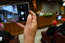 Conectados, mas sozinhos: o impacto da Inteligência Artificial na vida dos jovens