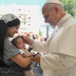 Papa encontra pessoas em situação de rua em Madri: a caridade não pode esperar