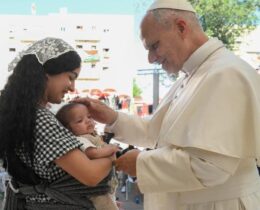 Papa encontra pessoas em situação de rua em Madri: a caridade não pode esperar