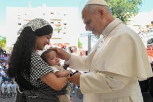 Papa encontra pessoas em situação de rua em Madri: a caridade não pode esperar