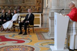 Papa na Espanha: é preciso abandonar as narrativas divisórias e polarizadoras