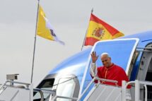 Papa Leão XIV chega à Espanha e inicia sua quarta viagem apostólica