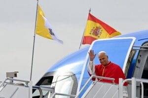 Papa Leão XIV chega à Espanha e inicia sua quarta viagem apostólica