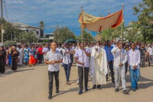 Comoção de fiéis com a morte de dom Osório marca a procissão de Corpus Christi na Beira
