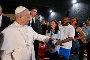 Papa visita prisão de Barcelona: os erros da vida não determinam quem somos