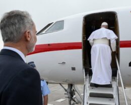 Após problema técnico, Leão XIV retorna a Roma em aeronave cedida pelo rei Felipe VI