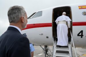 Após problema técnico, Leão XIV retorna a Roma em aeronave cedida pelo rei Felipe VI