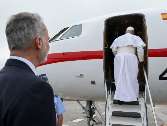 Após problema técnico, Leão XIV retorna a Roma em aeronave cedida pelo rei Felipe VI