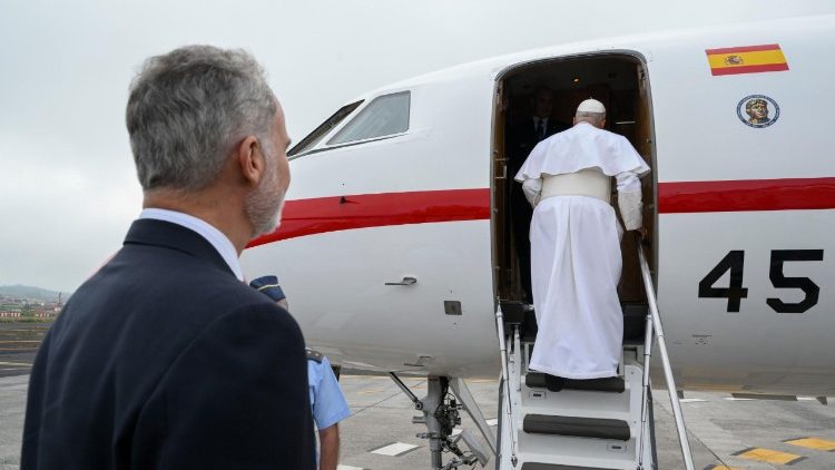 Após problema técnico, Leão XIV retorna a Roma em aeronave cedida pelo rei Felipe VI