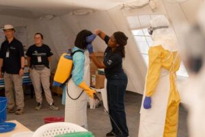 Médicos em greve na RDC: a OMS declara alerta máximo do Ebola