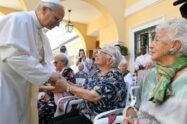 Leão XIV: retomem o bom hábito de visitar os idosos