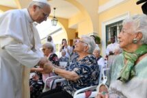 Leão XIV: retomem o bom hábito de visitar os idosos