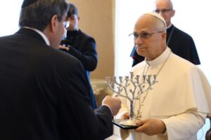 Papa à organização de apoio a judeus: junto com a Igreja, combater o antissemitismo