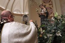 Festa de Santo Antônio em Bento Gonçalves atrai multidão