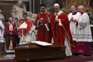 O Papa: cardeal Ruini, um pastor capaz de servir com humildade e responsabilidade