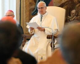 Papa: contra a idolatria do lucro, construir a civilização do amor