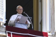 O Papa: hostilidade e perseguição a muitos cristãos, responder ao ódio com amor