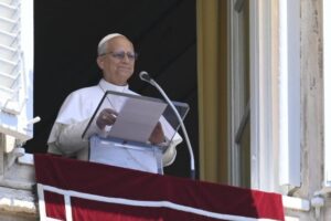 O Papa: hostilidade e perseguição a muitos cristãos, responder ao ódio com amor