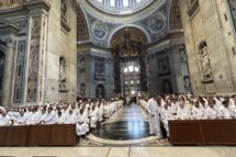 Missa na Basílica de São Pedro com 800 padres: levar o Evangelho ao mundo