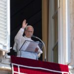 Papa: obcecados por ter e possuir, Jesus nos convida a abraçar a Cruz