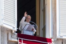 Papa: obcecados por ter e possuir, Jesus nos convida a abraçar a Cruz