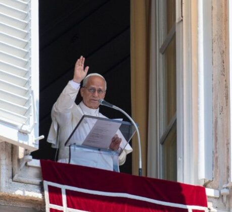 Papa: obcecados por ter e possuir, Jesus nos convida a abraçar a Cruz