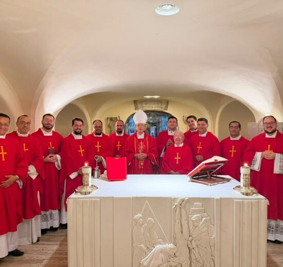 Dom José Roberto Fortes Palau preside a Santa Missa no Vaticano