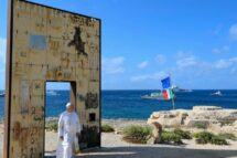Papa leva esperança a Lampedusa e visita monumento em homenagem a migrantes