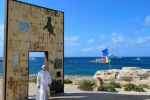 Papa leva esperança a Lampedusa e visita monumento em homenagem a migrantes