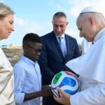 Leonardo, de 11 anos: uma bola me fez parar de chorar, e hoje eu dei uma ao Papa