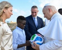 Leonardo, de 11 anos: uma bola me fez parar de chorar, e hoje eu dei uma ao Papa