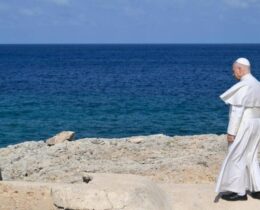 Leão XIV em Lampedusa, gesto que ecoa além do Mediterrâneo