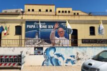 Lampedusa que espera Leão XIV: onde o mar divide e a humanidade une