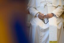 Papa: implorar piedade e não se acusar mutuamente nos conflitos