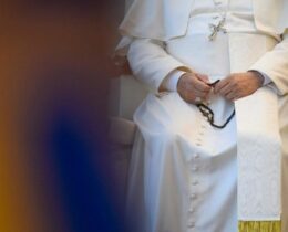 Papa: implorar piedade e não se acusar mutuamente nos conflitos