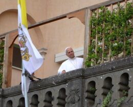 Papa se transfere hoje à tarde a Castel Gandolfo para a pausa de verão