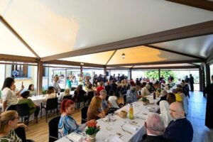 Papa almoça com os pobres: a fragilidade como força para as comunidades