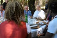 Papa almoça com os pobres: “Temos fome de justiça e de uma Igreja que acolha a todos”
