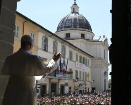 Angelus em Castel Gandolfo: Deus não deixa de acreditar em nós