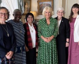 Religiosas católicas voltam a encontrar-se com rainha Camilla