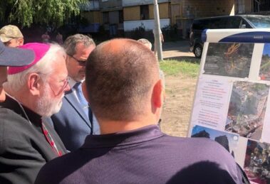 Gallagher visita locais bombardeados em Kiev: “Perseverar na oração de paz”