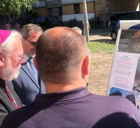 Gallagher visita locais bombardeados em Kiev: “Perseverar na oração de paz”