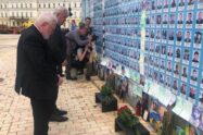 Ucrânia: Gallagher em Maidan no memorial em homenagem às vítimas de 2014 e da guerra