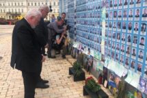 Ucrânia: Gallagher em Maidan no memorial em homenagem às vítimas de 2014 e da guerra