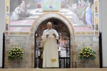 Missa, encontro com os jovens e os franciscanos no programa do Papa em Assis