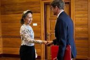 Myanmar, Aung San Suu Kyi reaparece em público: encontro com a Cruz Vermelha