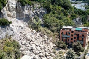 Itália: após terremoto perto de Nápoles, Igreja se une aos fiéis pelas ruas de Pozzuoli