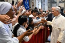 Papa: rezar sempre a Nossa Senhora, compartilhando a vida com Deus e pelo próximo