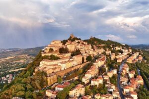 San Marino, Estado acolhedor e comprometido com a paz, diz bispo