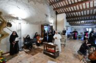 Papa reza com as monjas agostinianas no mosteiro em Pennabilli